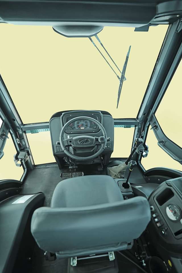 MAHINDRA Earthmaster SX IV
